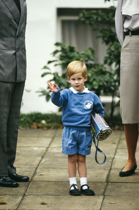 En sweat bleu et bermuda coordonné, Harry fait son entrée à la crèche, le 16 septembre 1987