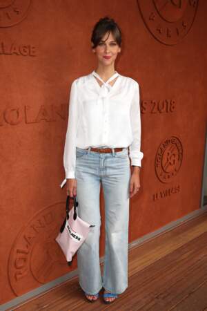 Ophélie Meunier joue le contraste jean et ceinture marron