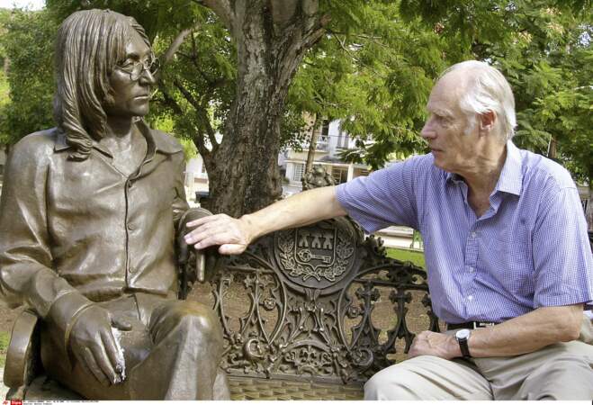En 2002, George Martin pose à côté d'une statue de John Lennon, près de La Havane à Cuba