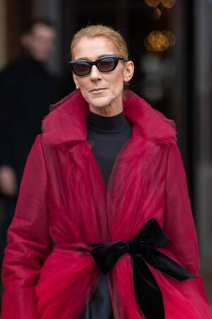 Céline Dion ultra glamour dans un manteau en tulle rose ceinturé de velours noir