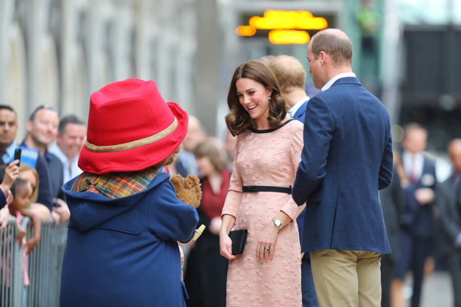 Kate et William s'amuse avec la peluche Paddington à Londres