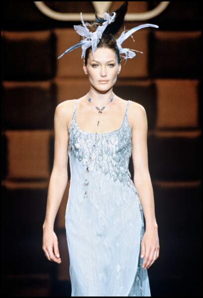 Bientôt trentenaire, Carla Bruni défile encore pour la haute couture, à Paris.