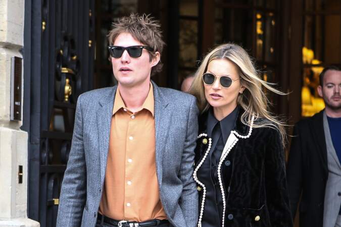 Kate Moss et son amoureux Nikolai Von Bismarck à la sortie de leur hôtel (au Ritz), ce jeudi 28 février 2019.