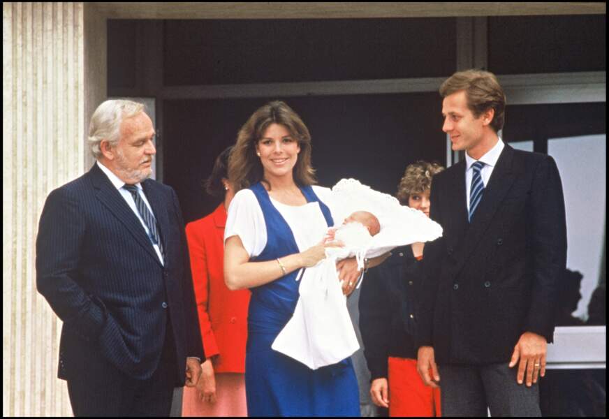 Le prince Rainier, Caroline et Stefano Casiraghi, sortant de l'hôpital après la naissance d'Andrea, en 1984