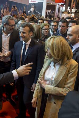  Brigitte Macron, en chemise blanche et long manteau nude