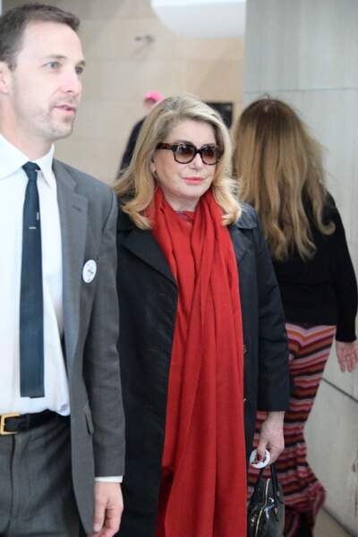 Catherine Deneuve cachée derrière ses lunettes de soleil pour rendre hommage à Agnès Varda