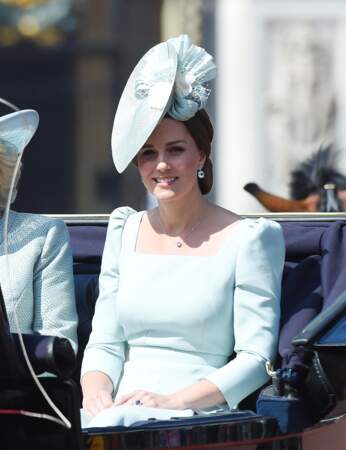 Kate Middleton radieuse en robe Alexander Mc Queen qui souligne sa taille retrouvée