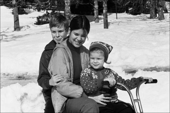 Albert, Caroline et Stéphanie de Monaco en vacances à Gstaad, en 1969