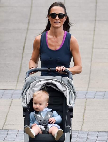 Exercice et plaisir pour Pippa Middleton, en balade avec son petit Arthur, à Londres, le 6 août 2019.