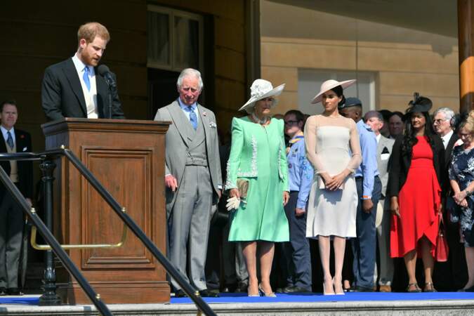 Meghan, attentive lors du discours de son mari le prince Harry pour la garden party à Buckingham, le 22 mai 2018