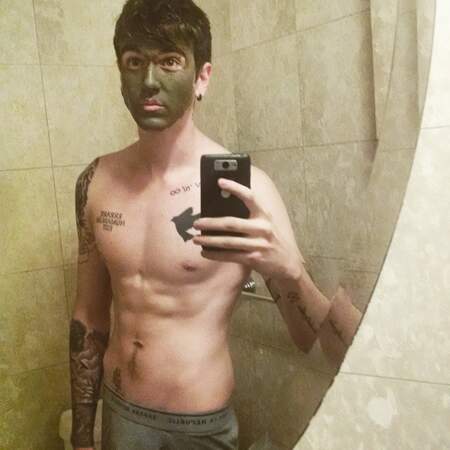 Tirée de son instagram (gabrielkane), photo de Gabriel-Kane Day Lewis se faisant un masque de beauté 