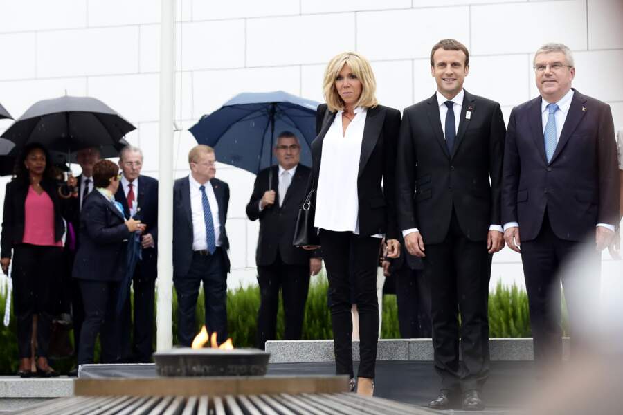 10 juillet 2017 : Brigitte et Emmanuel Macron tous les deux en pantalon et veste noirs, et haut blanc