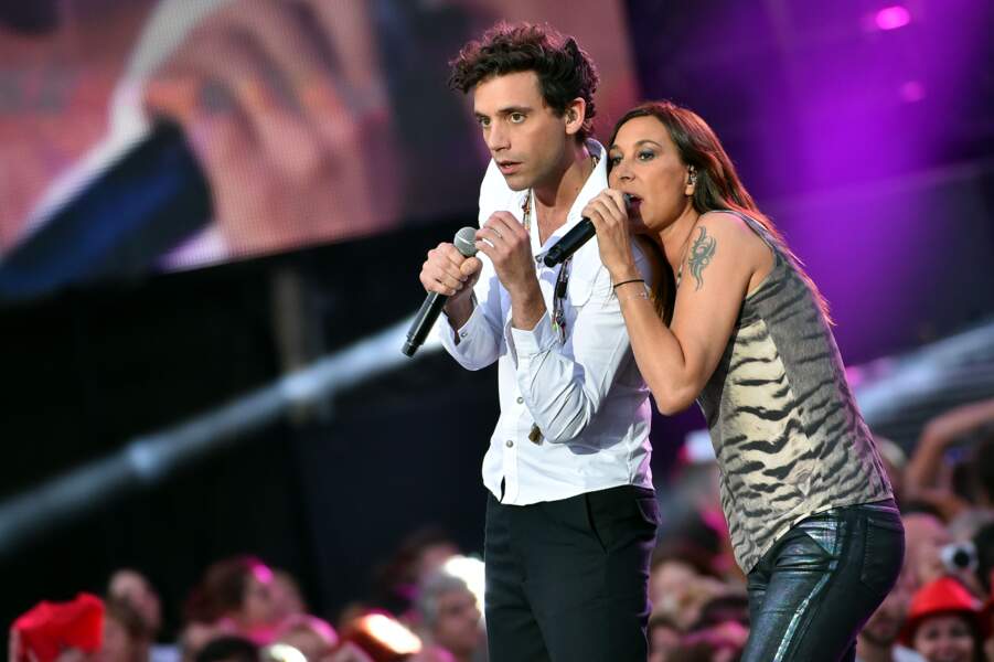 Avec Mika, son complice de l'émission The Voice, sur scène à Nîmes en 2015