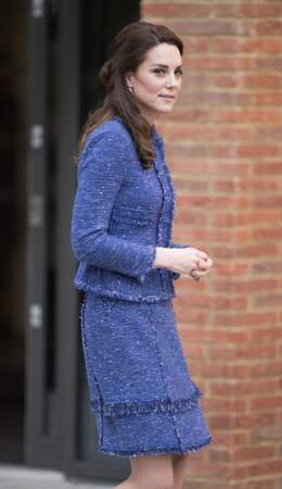 Kate adore son tailleur en tweed bleu, qui lui fait une allure très classique