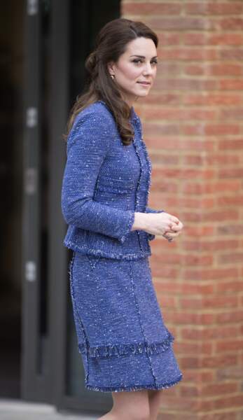 Kate adore son tailleur en tweed bleu, qui lui fait une allure très classique