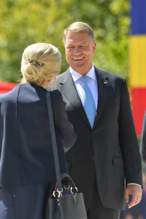 Une barrette fleurie pour soutenir le chignon élégant de Brigitte Macron aux côtés de Klaus Lohannis