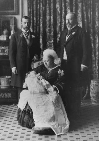 Le roi Edward VIII dans les bras de la reine Victoria après son baptême, en 1894