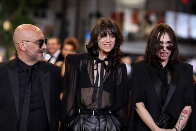 Gaspar Noé et ses deux actrices lors de la montée des marches de son dernier film Lux Aeterna.