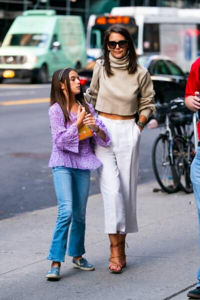 Pantalon blanc tendance, cropped top et sandales à lien pour Katie Holmes, le 22 août 2019