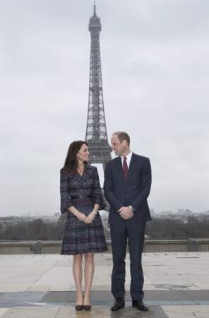 William et Kate posent devant la tour Eiffel lors d'une visite du couple à Paris, le 18 mars 2017