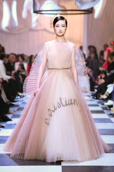 Le modèle "Eventail de vos hasards", robe ailée et brodée, inspirée par un éventail crée par Christian Dior.