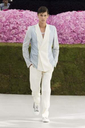 Le prince Nikolai de Danemark ouvre le premier bal de Kim Jones pour Dior Homme.