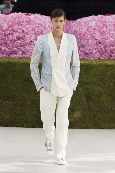 Le prince Nikolai de Danemark ouvre le premier bal de Kim Jones pour Dior Homme.