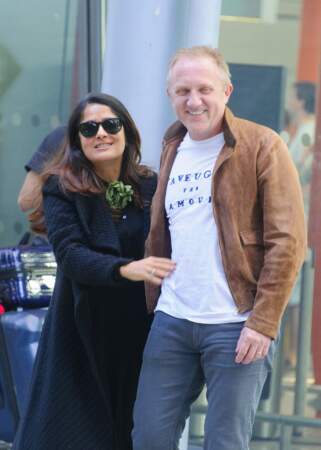 Salma Hayek surprise par son mari Francois-Henri Pinault venue la chercher à l'aéroport