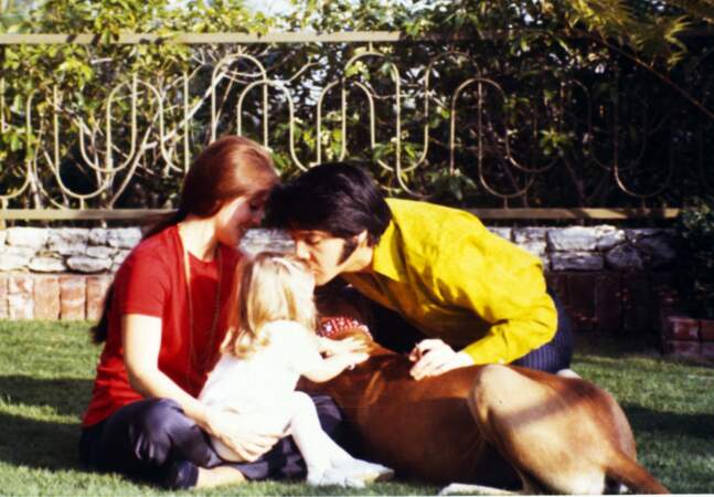 Elvis, sa femme, sa fille et leur chien