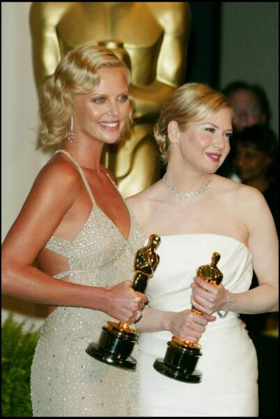 2004 : Renée Zellweger en mode ultraglamour avec Charlize Theron lors de la cérémonie des Oscars