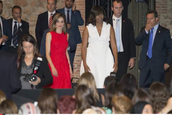 Un style de robe déjà adopté par Michelle Obama. Ici avec Letizia d'Espagne