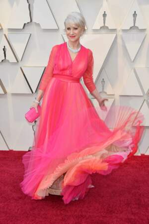 Helen Mirren a opté pour le rose et la marque Schiaparelli 