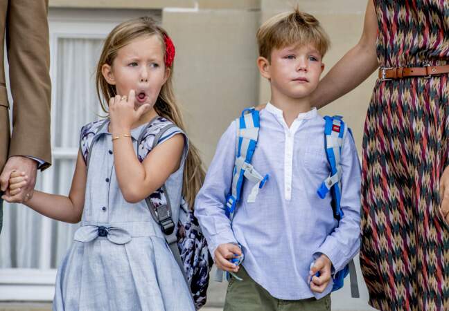 Le prince Vincent de Danemark, en larmes, et sa soeur Joséphine le jour de la rentrée scolaire, le 15 août 2017