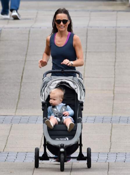 Pippa Middleton fait son jogging avec bébé Arthur le long de la Tamise, à Londres, le 6 août 2019.