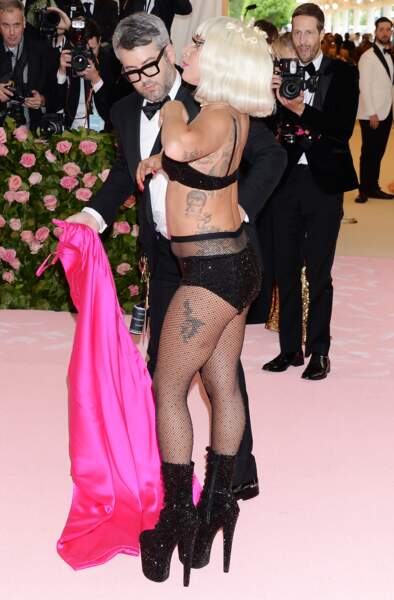 Surprise n°2 : Lady Gaga ne s'arrête pas là et enlève sa robe avec l'aide de Brandon Maxwell