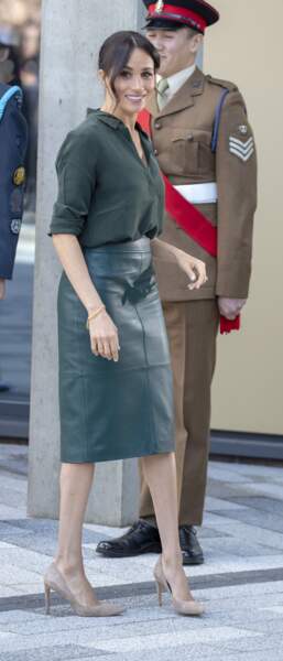 En 2018, Meghan Markle adopte la jupe en cuir dans un total look vert émeraude réhaussé par des escarpins nude.