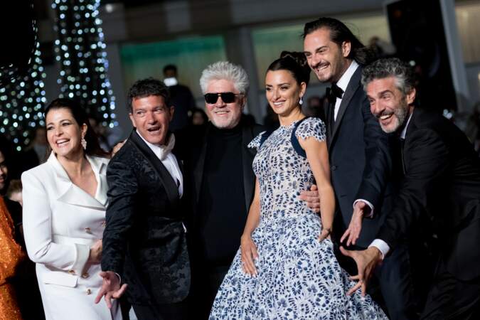 Penélope Cruz entourée de l'équipe du film "Douleur et gloire" de Pedro Almodovar.