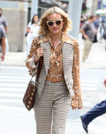 Diane Kruger traverse les rues de New York dans une tenue où elle associe fleurs et motif prince de Galles