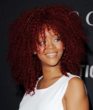 Rihanna assume une superbe coupe afro flamboyante en 2011