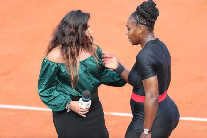Serena Williams dans sa combinaison "Catwoman", avec Marion Bartoli, à Roland Garros le 29 mai 2018