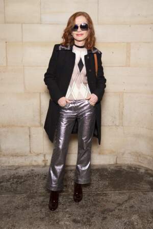 L'actrice française Isabelle Huppert pose au photocall Louis Vuitton à la Fashion Week de Paris.