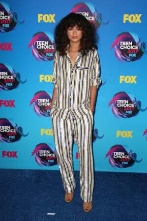 Zendaya, ultra chic en ensemble pyjama Ashish aux Teen Choice Awards le 13 aout 2017 