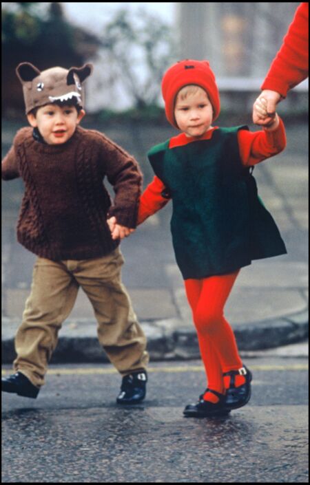 Le prince Harry dans la rue en déguisement de Noël, en 1987