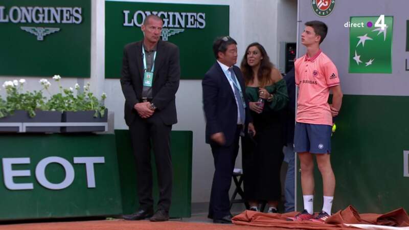 Marion Bartoli apparaît sur le court de tennis