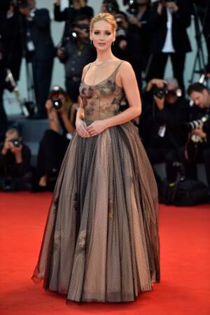 Jennifer Lawrence, une plastique parfaite glissée dans une sublime robe Dior couture au décolleté transparent