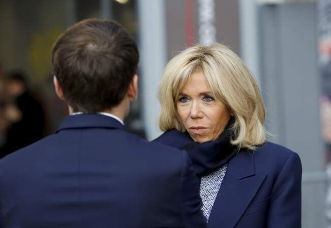 Brigitte Macron discute avec son mari le président