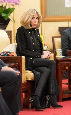 Brigitte Macron en manteau et chaussures Elie Saab, à Pékin le 8 janvier 2018