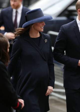 Kate Middleton affiche son baby-bump en robe bleue nuit