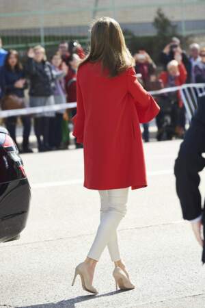 Le manteau rouge vif, le pantalon et les escarpins dans des tons doux, un look chic, très working girl