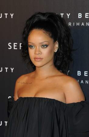Rihanna très jolie avec sa queue de cheval haute et son maquillage coloré